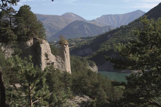 Ruines géologiques du Vieux Pellafol, dans les gorges de la souloise, randonnée à la découverte des demoiselles coiffées