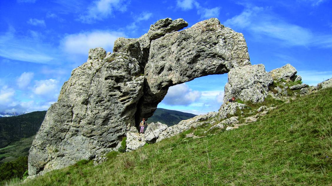 Arche naturelle qui domine le plateau matheysin, la Pierre Percée