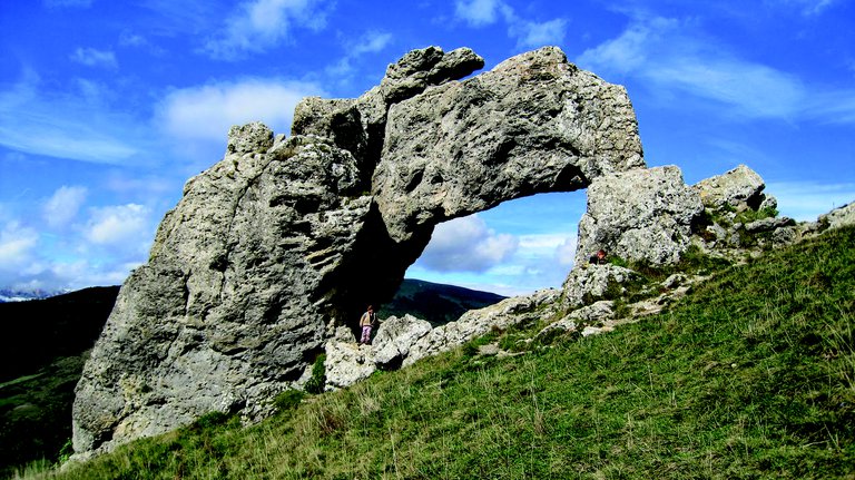 Arche naturelle qui domine le plateau matheysin, la Pierre Percée