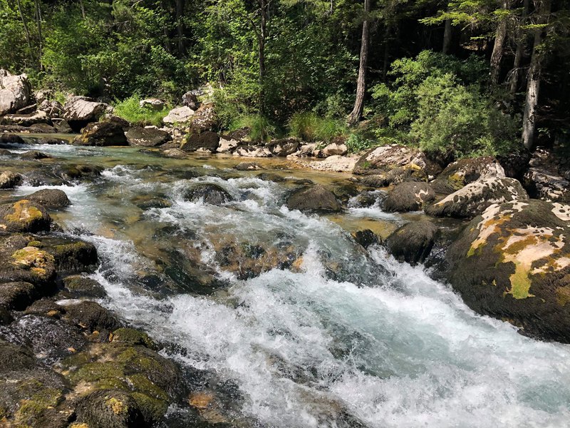 Cascades Et Rivieres Apaisantes