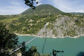 Distillerie La Salettina Passerelle Himalayenne du Monteynard, idéale pour une randonnée en famille, Tour des Passerelles