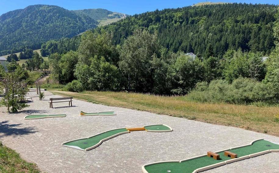 Mini Golf  et terrain multi-sports.