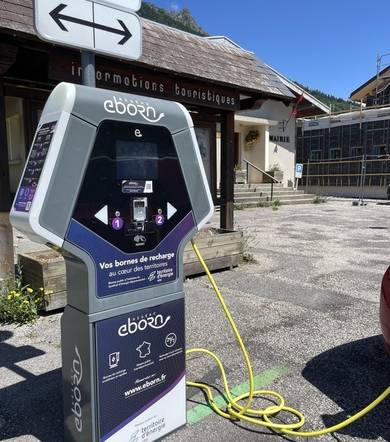 Borne de rechargement pour voitures électriques