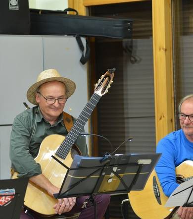 Musical entertainment provided by the "Bouche à Oreille" association