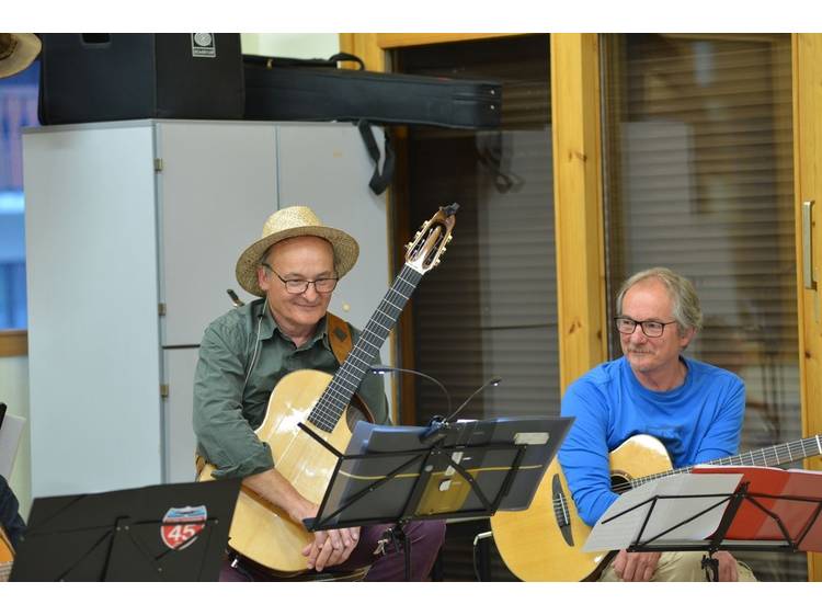 Photo 1 Musical entertainment provided by the "Bouche à Oreille" association