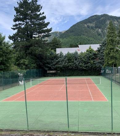 Terrain de tennis à Corps