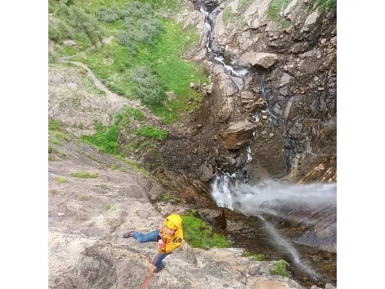 Photo 4 Canyoning Grande Course - Descente en rappel de la cascade de la Pisse avec Écrins Spéléo Canyon