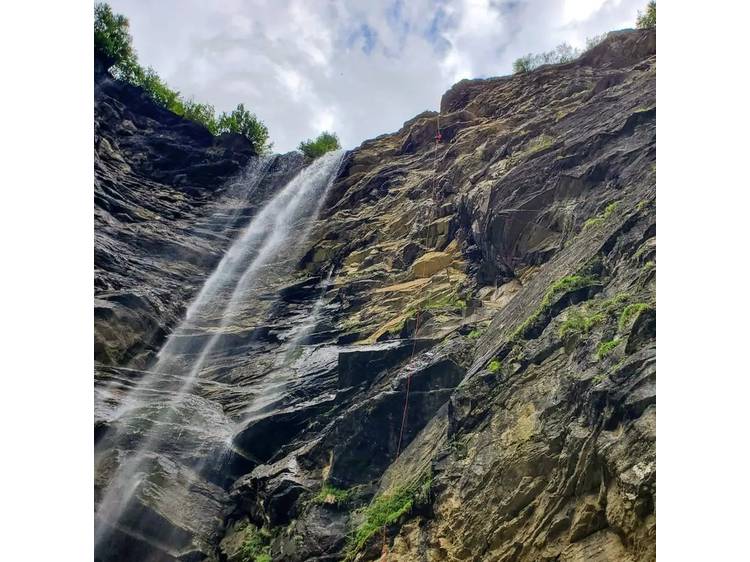 Photo 3 Canyoning Grande Course - Descente en rappel de la cascade de la Pisse avec Écrins Spéléo Canyon