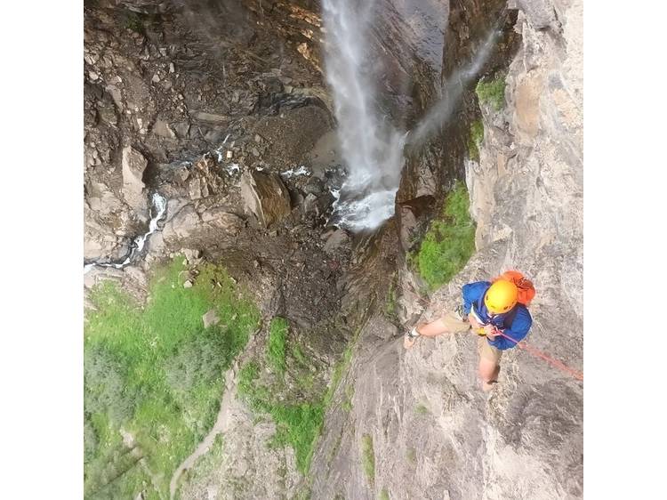 Photo 2 Canyoning Grande Course - Descente en rappel de la cascade de la Pisse avec Écrins Spéléo Canyon