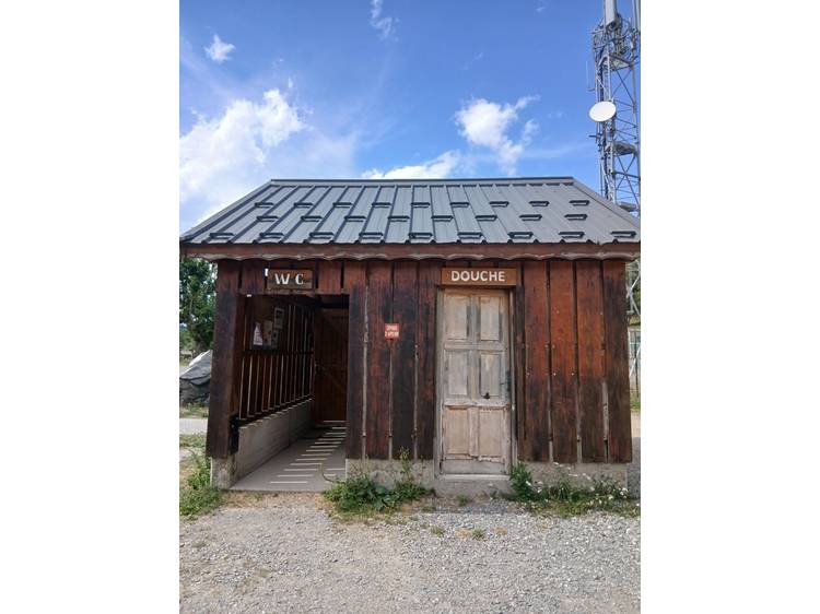 Photo 3 Toilettes publiques - La Morte - Aire camping