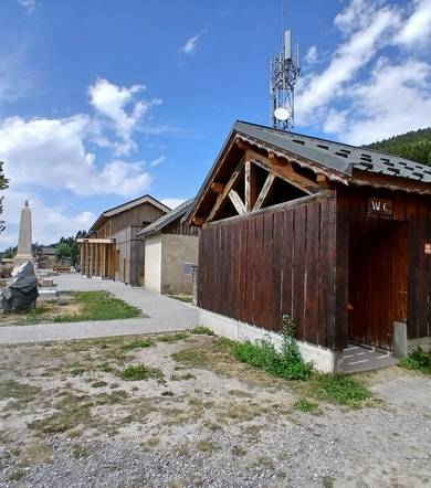 Toilettes publiques - La Morte - Aire camping