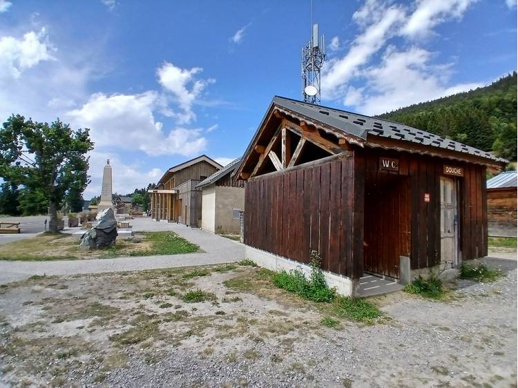 Photo 1 Toilettes publiques - La Morte - Aire camping