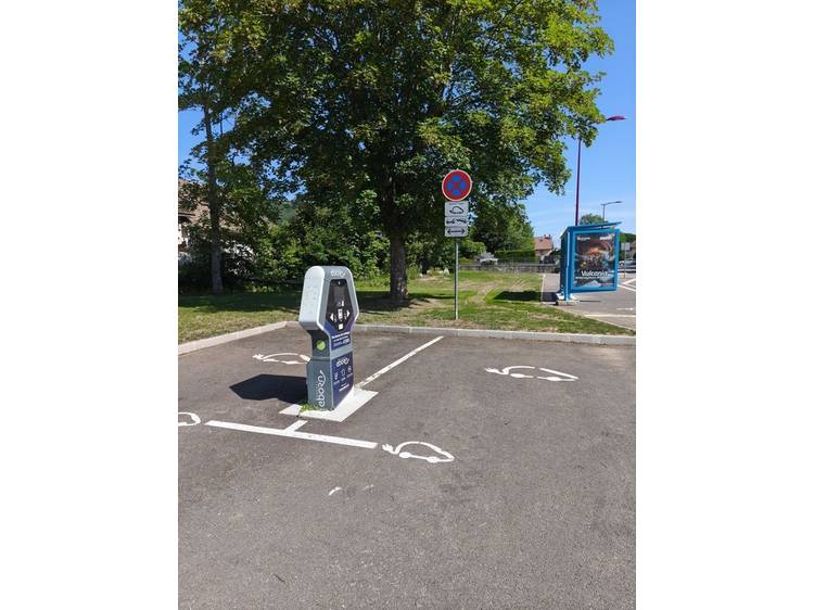Photo 1 Borne de recharge pour véhicule électrique - Pierre-Châtel