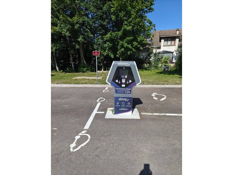 Photo 2 Borne de recharge pour véhicule électrique - Pierre-Châtel