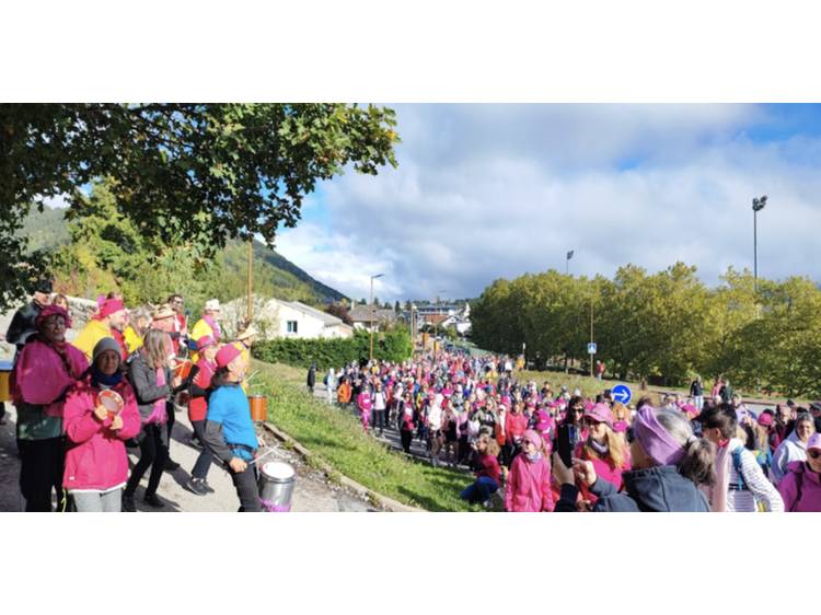 Photo 2 Marche rose colorée contre le cancer du sein