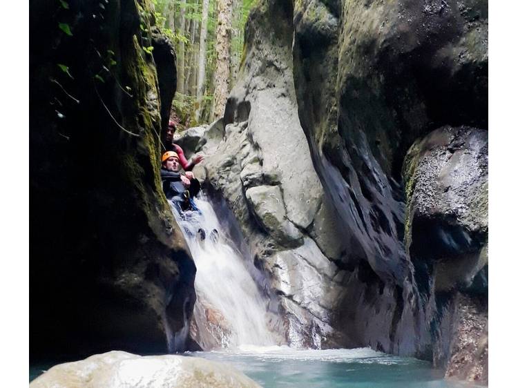 Photo 1 Canyoning et découverte de l'environnement avec Amont-Canyon
