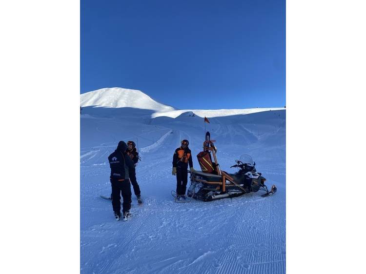 Photo  Ouverture du domaine skiable avec les pisteurs secouristes