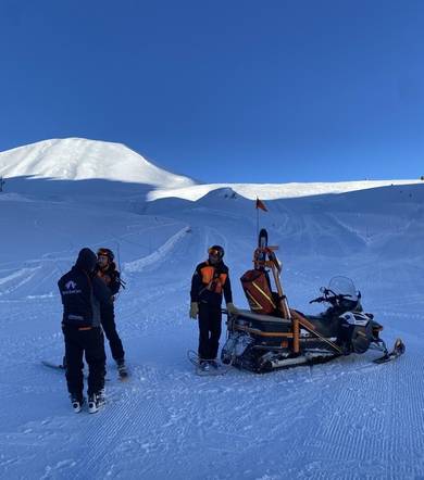Ouverture du domaine skiable avec les pisteurs secouristes